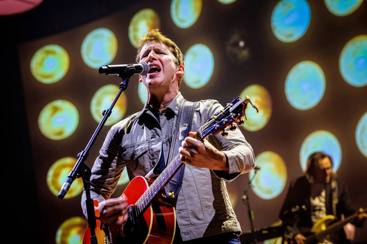 James Blunt w 2005 r. zasłynął balladą "You're Beautiful". Z okazji 20-lecia jego debiutanckiego albumu „Back To Bedlam”, z którego pochodzi wspomniany hit, Brytyjczyk wyda reedycję krążka. Wokalista zaapelował do fanów o pomoc w wyniesieniu płyty na szczyty list przebojów. Jeśli uda się zrealizować ten cel, piosenkarz odwdzięczy się w niecodzienny sposób. Blunt zapowiedział, że zmieni imię na takie, które wskażą fani.