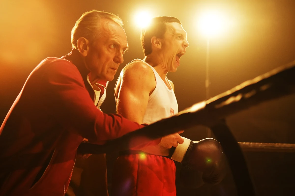 "Nie ma ludzi odpornych na ciosy, są tylko źle trafieni" - zwykł mawiać legendarny polski bokser Jerzy Kulej. Film o nim i jego żonie "Kulej. Dwie strony medalu" wchodzi do kin 11 października. Odtwórca głównej roli Tomasz Włosok został trafiony kilka razy w trakcie kręcenia dzieła, ale jak przyznał w rozmowie z Piotrem Salakiem, "było to wliczone w ryzyko zawodowe". Aktor opowiedział w Radiu RMF24 m.in. o tym, który aspekt kręcenia filmu okazał się niezwykle stresujący i na czym polegał fenomen pięściarski dwukrotnego złotego medalisty olimpijskiego.