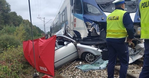 50-latka zginęła na miejscu po tym, jak wjechała volkswagenem na niestrzeżony przejazd kolejowy i zderzyła się z pociągiem pasażerskim. Do tragedii doszło w sobotę rano w miejscowości Grabów Szlachecki w Lubelskiem.