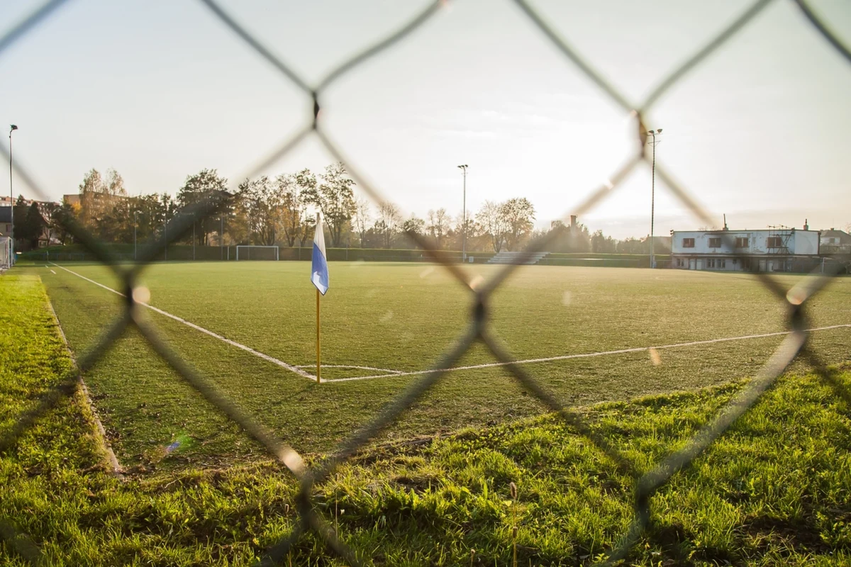 Podczas meczu V ligi pomiędzy Stoczniowcem Gdańsk a Sokołem Bożepole Wielkie grupa zamaskowanych osób wbiegła na stadion i zaatakowała kilku kibiców Sokoła - dowiedział się reporter RMF FM. Dwie osoby pojechały do szpitala na badania. Mecz został przerwany.