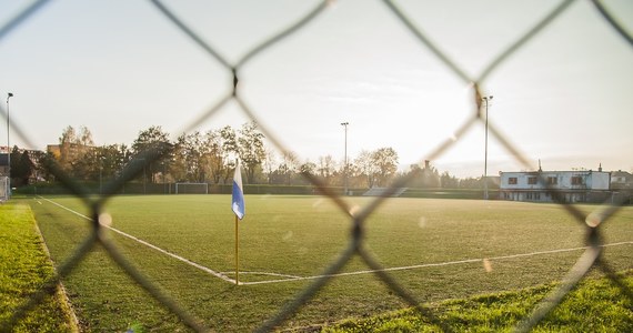 Podczas meczu V ligi pomiędzy Stoczniowcem Gdańsk a Sokołem Bożepole Wielkie grupa zamaskowanych osób wbiegła na stadion i zaatakowała kilku kibiców Sokoła - dowiedział się reporter RMF FM. Dwie osoby pojechały do szpitala na badania. Mecz został przerwany.