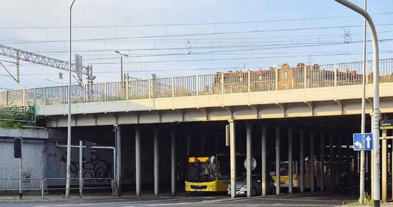 W poniedziałek rano zamknięty zostanie przejazd pod wiaduktem kolejowym na ul. Mikołowskiej w Katowicach. Ponieważ to najbardziej newralgiczny punkt podzielonego linią kolejową śródmieścia, mieszkańcy muszą przygotować się na spore utrudnienia. O poranku na miejscu będzie wóz satelitarny RMF FM. Nasi reporterzy będą na bieżąco informować o sytuacji na katowickich drogach.