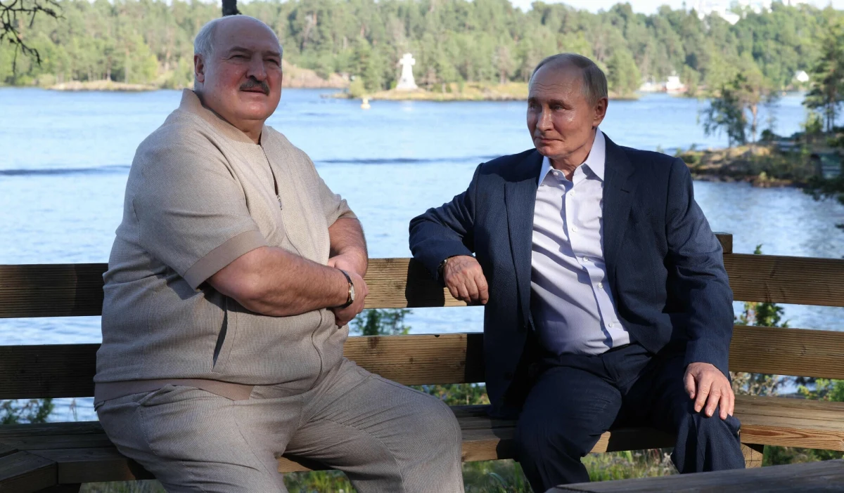 Alaksandr Łukaszenka przyznał, że w białoruską przestrzeń powietrzną regularnie wlatują rosyjskie i ukraińskie drony, które są strącane przez Mińsk. "Dużo strzelamy. Nie patrzymy na to, czy są to drony rosyjskie, czy ukraińskie" - powiedział przywódca Białorusi.