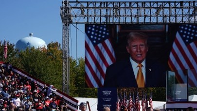 Trump na wiecu w miejscu zamachu zasugerował, że demokraci chcieli go zabić