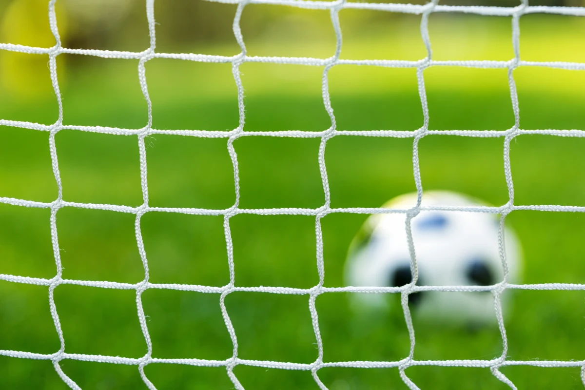 Gdańscy policjanci zatrzymali dwóch mężczyzn, którzy są podejrzewani o wtargnięcie na stadion i zaatakowanie kibiców. Mecz V ligi był rozgrywany w sobotę pomiędzy Stoczniowcem Gdańsk a KS Sokołem Bożepole Wielkie.