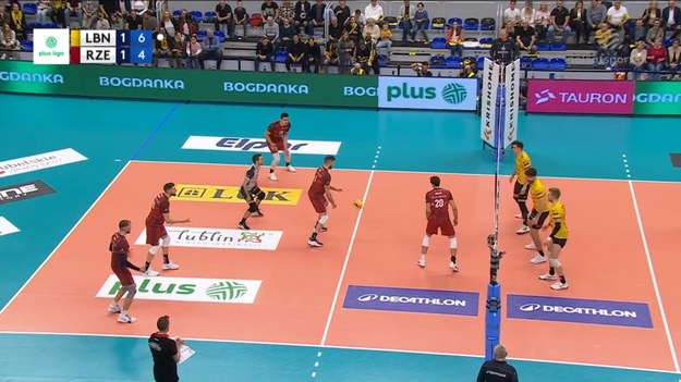 Fragment meczu Bogdanka LUK Lublin – Asseco Resovia Rzeszów. Siatkówka, PlusLiga 2024/2025 - 5. kolejka. Aleks Grozdanov zaserwował trzy asy, w tym dwa po taśmie.

