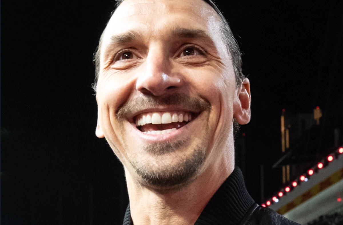 Były reprezentant Szwecji i piłkarz wielu znamienitych klubów Zlatan Ibrahimovic obchodził w czwartek 43. urodziny. Sportowiec uczcił wyjątkowy dzień zgodnie z kontynuowaną od 9 lat tradycją - kupując sobie nowy samochód Ferrari. Do jego zasobnego garażu wjechało kolejnych 1030 koni mechanicznych.