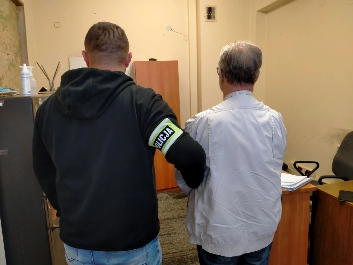 Policja zatrzymała 80-latka, który w okolicy dworca PKP w Skierniewicach uszkodził pięć samochodów. Mężczyzna chciał w ten sposób ukarać ich właścicieli za - jego zdaniem - nieprawidłowe parkowanie. Spowodował szkody o wartości 8,5 tys. złotych. Grozi mu do 5 lat więzienia. 