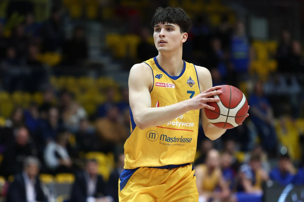 Koszykarze Legii Warszawa rozpoczynają dziś nowy sezon w Orlen Basket Lidze. O 15:30 zagrają z MSK-em Dąbrowa Górnicza. W barwach Legii w lidze zadebiutuje Maksymilian Wilczek, który latem trafił do Warszawy z Arki Gdynia. 21-latek pochodzi z bardzo koszykarskiej rodziny. W OBL występuje także jego brat Dominik. W przeszłości po ligowych parkietach biegał ojciec obu zawodników - Tomasz Wilczek, który obecnie jest trenerem koszykówki.