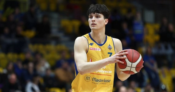 Koszykarze Legii Warszawa rozpoczynają dziś nowy sezon w Orlen Basket Lidze. O 15:30 zagrają z MSK-em Dąbrowa Górnicza. W barwach Legii w lidze zadebiutuje Maksymilian Wilczek, który latem trafił do Warszawy z Arki Gdynia. 21-latek pochodzi z bardzo koszykarskiej rodziny. W OBL występuje także jego brat Dominik. W przeszłości po ligowych parkietach biegał ojciec obu zawodników - Tomasz Wilczek, który obecnie jest trenerem koszykówki.