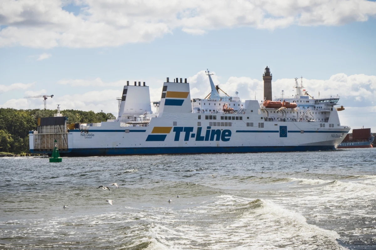 Zakończyła się akcja policyjnych negocjatorów w Świnoujściu. Młody Polak, który przez ponad dobę nie chciał opuścić pokładu jednostki, został przekazany służbom medycznym - dowiedziała się reporterka RMF FM Magdalena Grajnert.