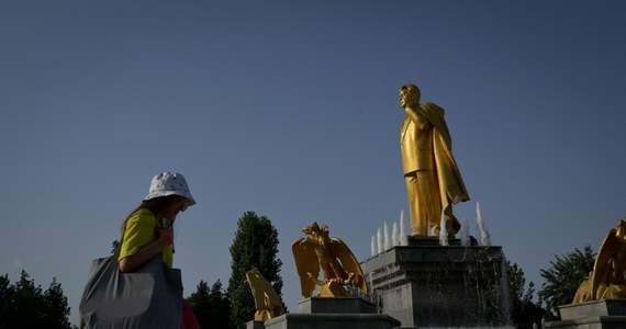 Obywatelom Turkmenistanu – państwa ocenianego jako jedno z najbardziej opresyjnych, rzucane są przeróżne kłody pod nogi. Jedną z nich jest uniemożliwianie wyjazdów za granicę osobom, które wzięły kredyt. Doniesienia mówią, że banki współpracują w tej sprawie ze służbą migracyjną.