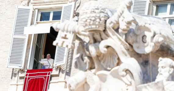 Papież Franciszek zaapelował w niedzielę, w przeddzień pierwszej rocznicy ataku Hamasu na Izrael, o zawieszenie broni na wszystkich frontach na Bliskim Wschodzie. Podczas spotkania z wiernymi dodał, że od 7 października 2023 roku region pogrąża się w coraz większym cierpieniu.