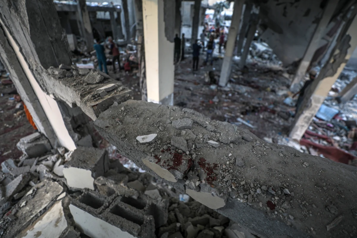 Po roku wojny między Izraelem i Hamasem w Strefie Gazy nagromadziło się 42 mln ton gruzu. Ich uprzątnięcie to koszt 1,2 mld dolarów - pisze Reuters, powołując się na szacunki ONZ. Wśród gruzów zalegają też niewybuchy i trujące substancje. Pod gruzami może być też nawet 10 tys. ciał ofiar izraelskich bombardowań. 