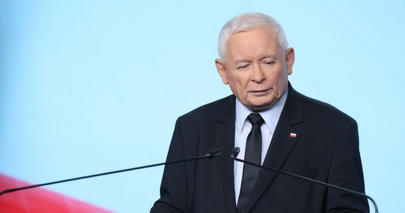 Prezes PiS Jarosław Kaczyński w tygodniku "Sieci" ocenił, że mamy anarchię prawną na wielką skalę i władzę, która nie uznaje konstytucji, ustaw, wyroków. „Gdy zmieni się władza, a głęboko wierzę, że tak się stanie, trzeba będzie stworzyć system, który nie będzie tak łatwy do podważenia” - powiedział.