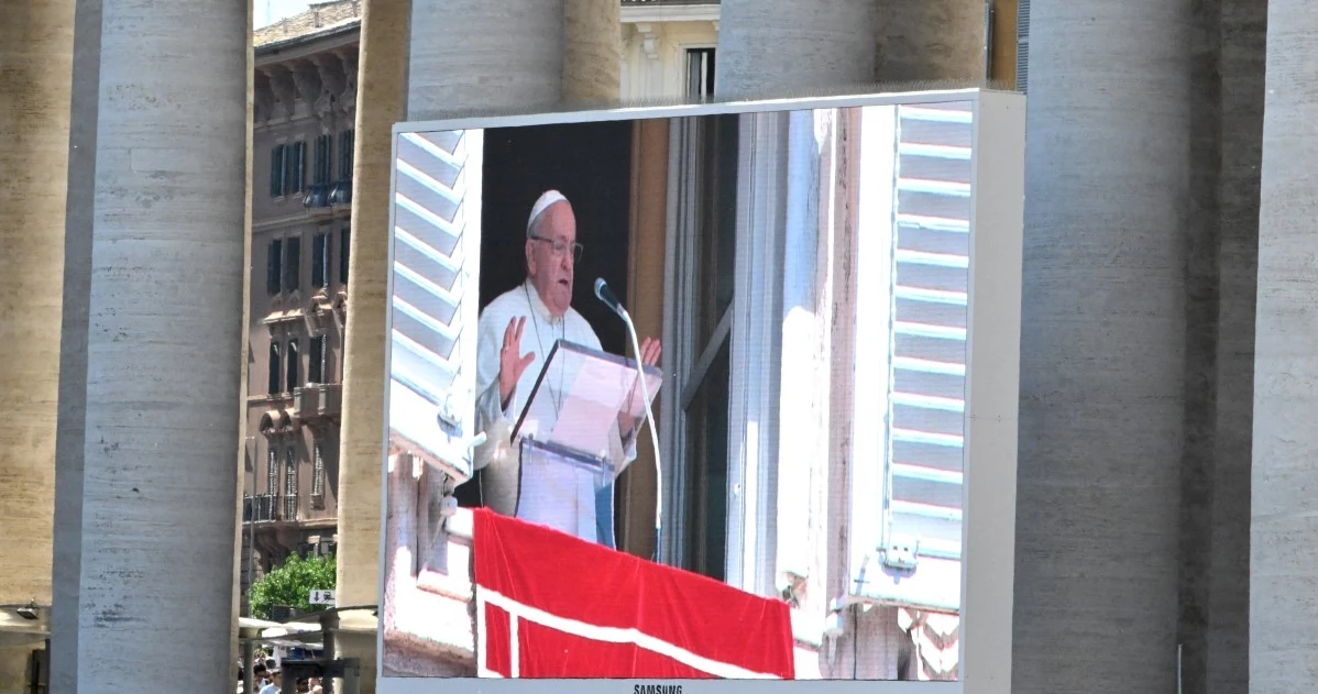 Papież Franciszek przemawia do wiernych podczas niedzielnej modlitwy Anioł Pański w Watykanie 