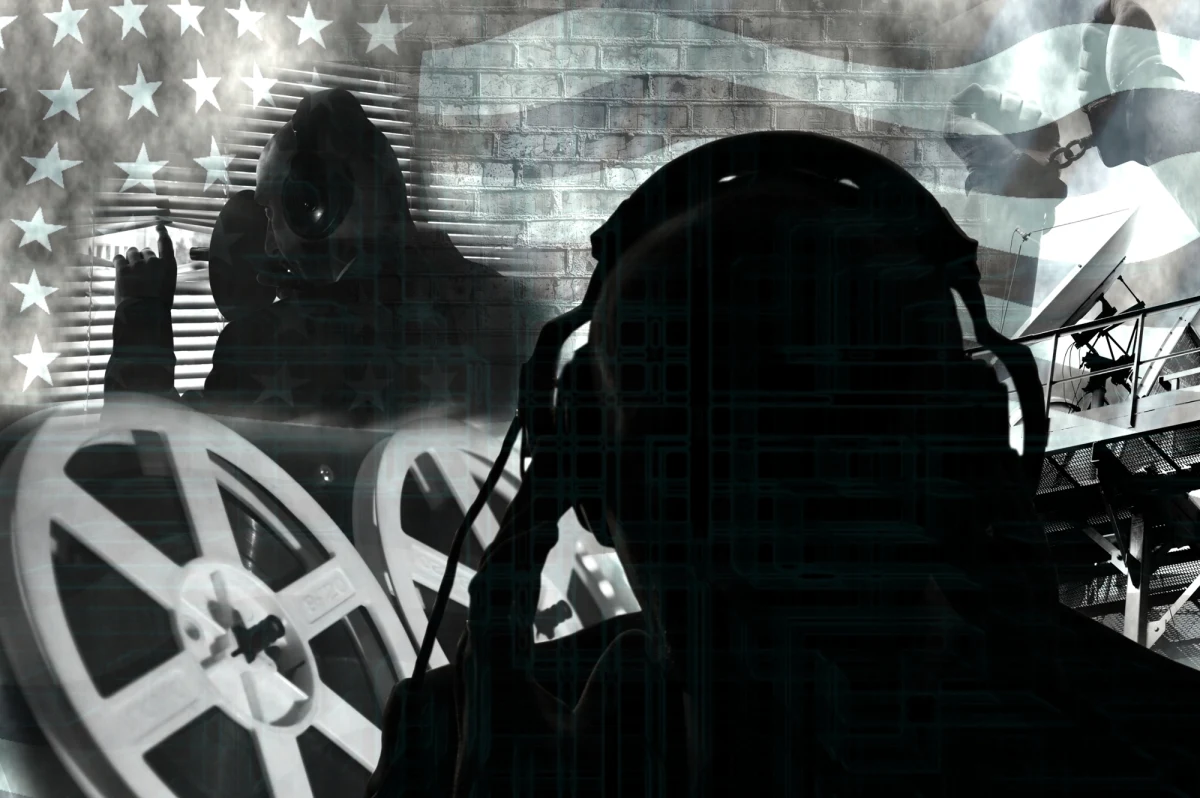 Władze USA, za zgodą sądu, prowadzą podsłuchy wytypowanych osób. Włamując się do sieci amerykańskich dostawców internetu, można uzyskać dane z tych podsłuchów. Niedawno odkryto, że zrobili to hakerzy powiązani z chińskim rządem.