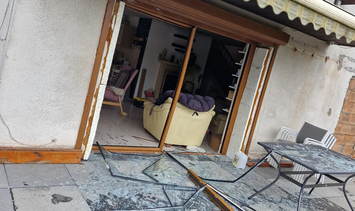 Około 10 zastępów straży pożarnej, policja i pogotowie gazowe interweniowało w niedzielę w Tresnej w Śląskiem. W domu jednorodzinnym doszło do wybuchu gazu. Na szczęście nikogo nie było w budynku.