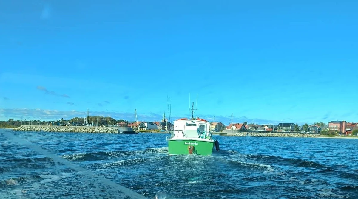 W sterówce miał otwartą butelkę wódki i czuć było od niego woń alkoholu - 70-letni sternik łodzi motorowej został zatrzymany przez policjantów patrolujących Zatokę Pucką. Nie była to łatwa interwencja, wszak mężczyzna był agresywny, stawiał opór i nie chciał zejść z pokładu.
