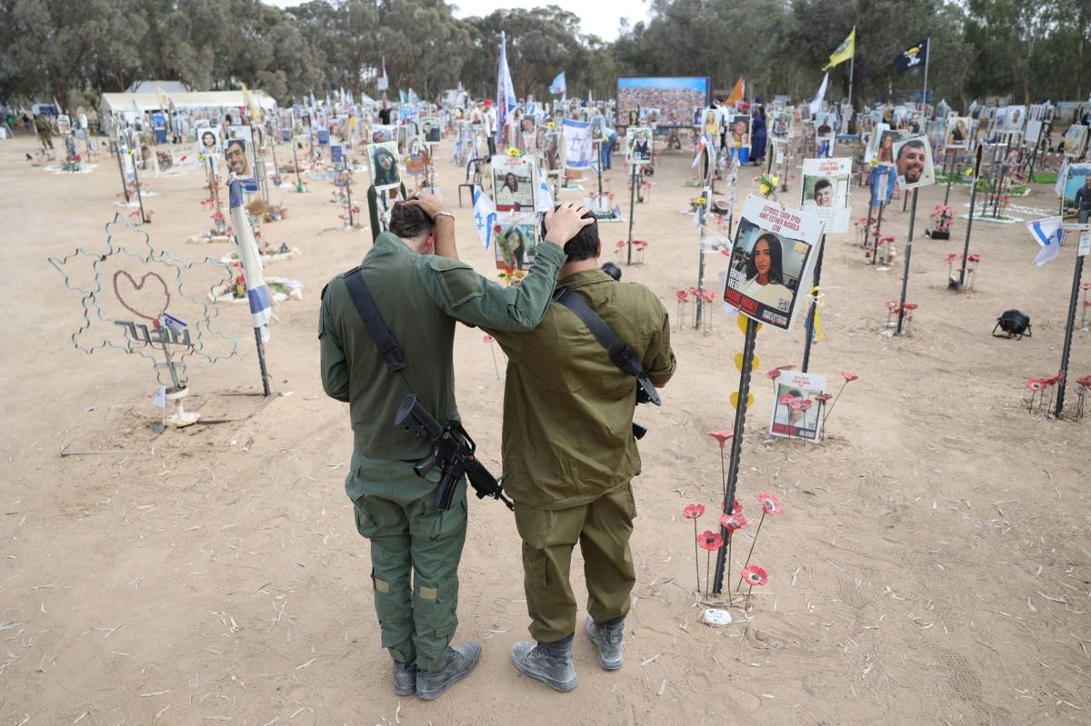 Izraelskie wojsko wzmocniło ochronę granicy ze Strefą Gazy przed uroczystościami z okazji przypadającej w poniedziałek pierwszej rocznicy ataku terrorystów z Hamasu na izraelskie terytorium - podała w niedzielę stacja CNN, cytując komunikat armii.