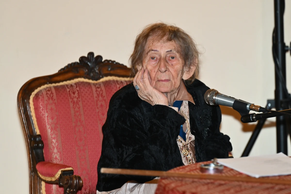 Poetka Urszula Kozioł została laureatką 28. edycji Literackiej Nagrody Nike 2024 za tom "Raptularz" - ogłoszono w niedzielny wieczór podczas gali wręczenia nagrody w warszawskiej Bibliotece Uniwersyteckiej.