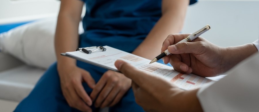 Lekarz rodzinny może skierować Cię na bezpłatne badania, m.in. laboratoryjne czy z zakresu diagnostyki obrazowej. Sprawdź listę badań, które są refundowane przez Narodowy Fundusz Zdrowia. 