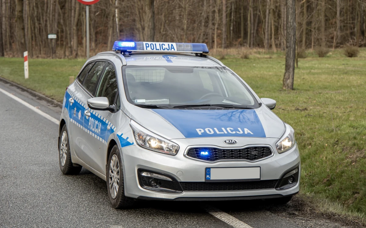 W lesie niedaleko miejscowości Płaska koło Augustowa w Podlaskiem znaleziono skrzynię z materiałami pirotechnicznymi – dowiedział się reporter RMF FM Piotr Bułakowski. 