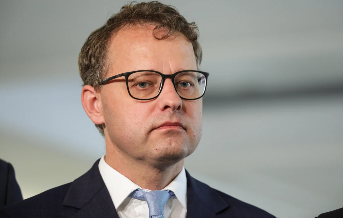 Poseł Suwerennej Polski Marcin Romanowski nie stawił się dziś w prokuraturze. Jak poinformował jego pełnomocnik mec. Bartosz Lewandowski, do prokuratury trafiło obszerne pismo, w którym wskazano szereg przeszkód formalnych, związanych z - jak napisał mec. Lewandowski - niemożnością przeprowadzenia przez prokuraturę planowanych czynności. 