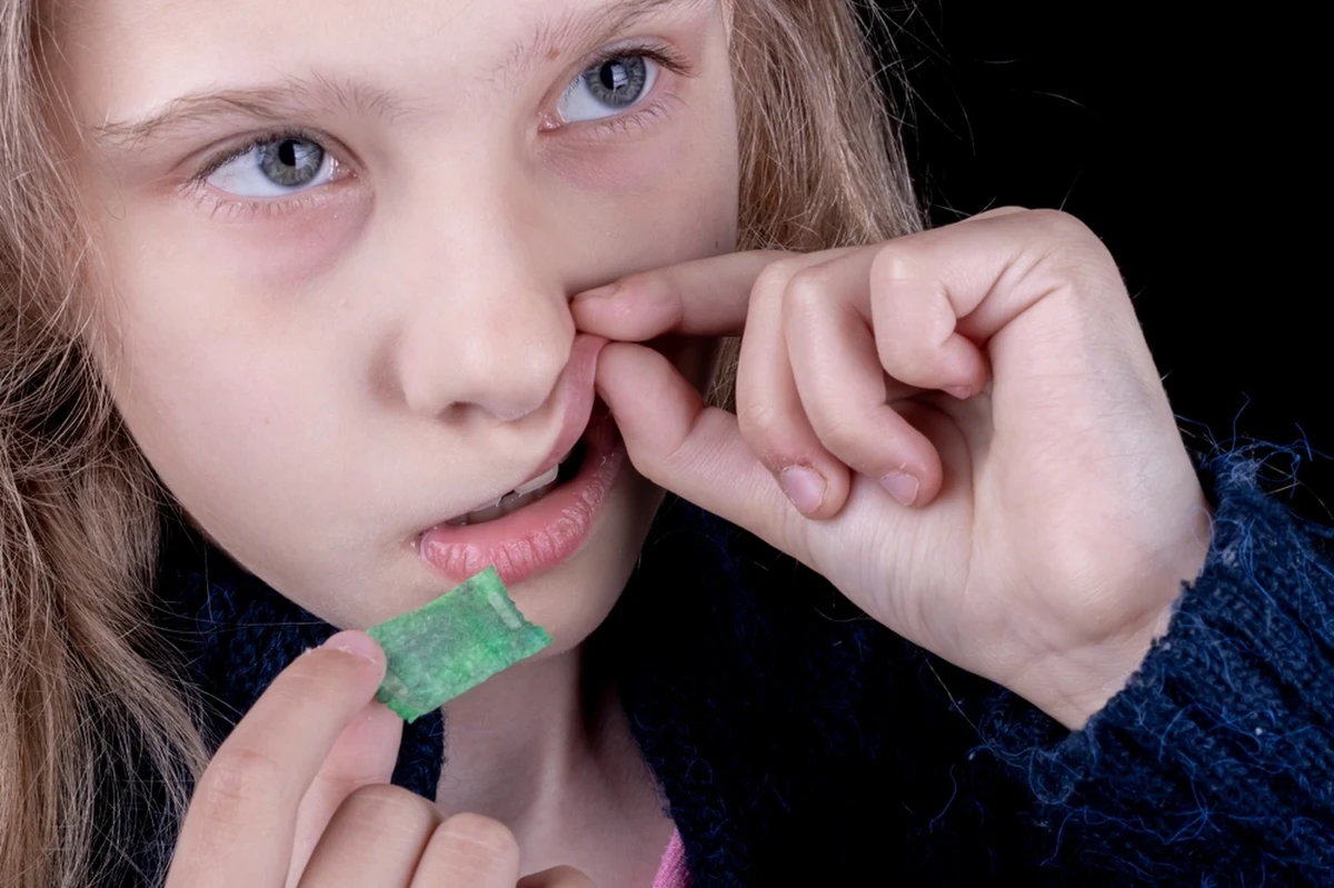 Są bezwonne, łatwo je ukryć i łatwo zażyć. Wbrew obiegowej opinii są też bardzo niezdrowe. Snusy - nowa, niebezpieczna moda wdarła się do polskich szkół, które apelują do rodziców - sprawdzajcie, co kupują wasze dzieci.