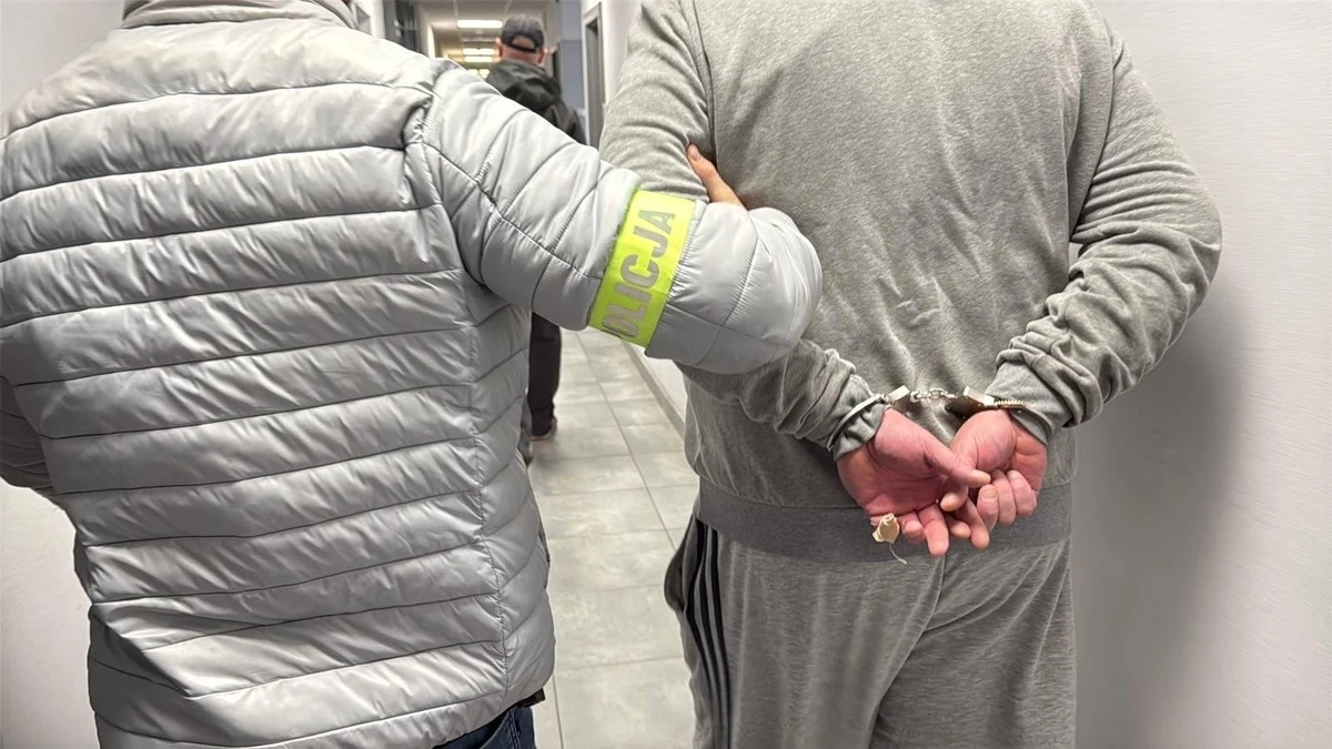 Policjanci z Wydziału Kryminalnego Komendy Wojewódzkiej Policji w Gdańsku zatrzymali 49-latka podejrzanego o przestępstwa o charakterze pedofilskim. Jak ustalili funkcjonariusze, mężczyzna zwabiał do swojego miejsca mieszkania dzieci. Robił im zdjęcia o podtekście seksualnym. Potem rozpowszechniał je w internecie. Policjanci dotarli do trzech pokrzywdzonych, których sprawca mógł molestować. Niewykluczone jednak, że było ich więcej. Mężczyzna został już tymczasowo aresztowany. 