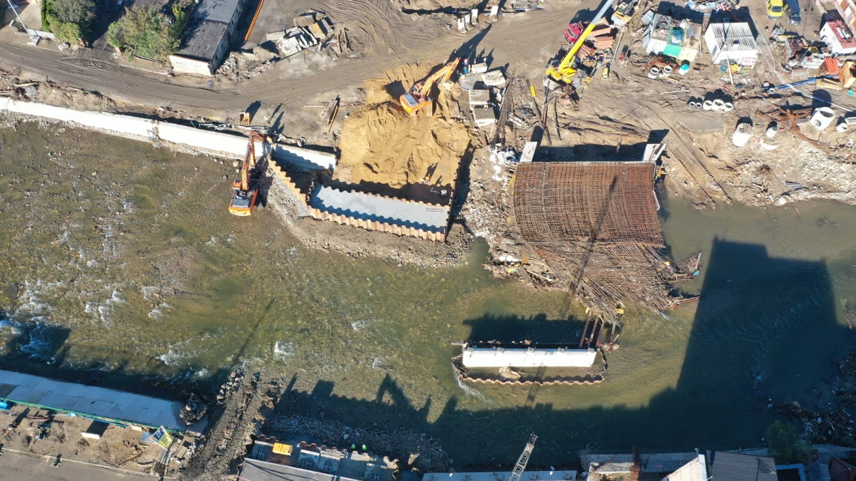 Polskie służby wciąż walczą ze skutkami powodzi. Kluczowa w powrocie do normalnego życia mieszkańców jest m.in. odbudowa mostów. To infrastruktura, która w niektórych regionach jest niezbędna do normalnego ruchu drogowego. Reporterzy RMF FM będą tam, gdzie mosty zostały zniszczone; będziemy Was informować, jak wyglądają postępy w pracach.