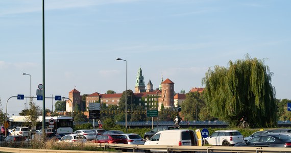 Całkowity zakaz zatrzymywania się na niektórych ulicach w ścisłym centrum Krakowa będzie obowiązywał od środy do soboty w związku ze spotkaniem prezydentów państw grupy Arraiolos. Wprowadzony zostanie też zakaz przewozu towarów niebezpiecznych i ruchu pojazdów nienormatywnych.