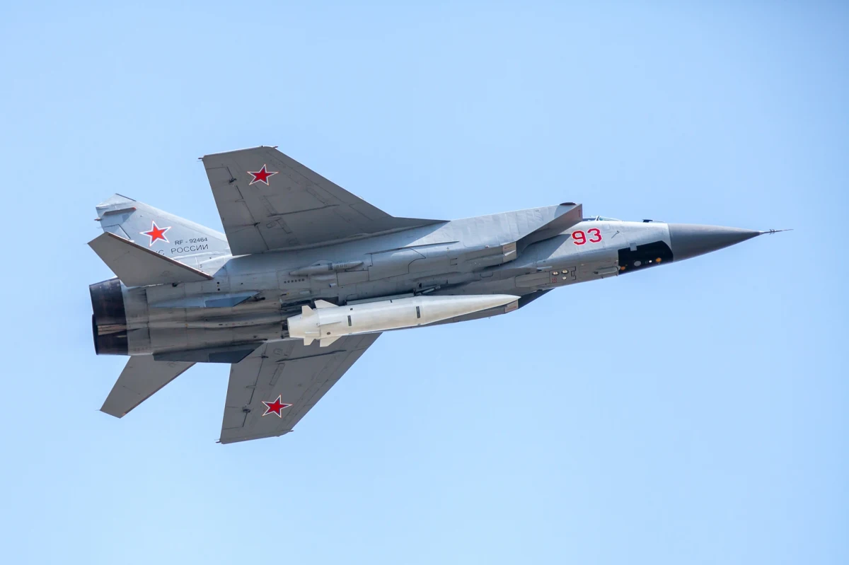 Rosja w poniedziałek rano zaatakowała Kijów rakietami hipersonicznymi Ch-47M2 Kindżał, które zostały zestrzelone przez ukraińskie siły obrony powietrznej - poinformowała kijowska administracja wojskowa. Nie ma doniesień o ofiarach śmiertelnych.