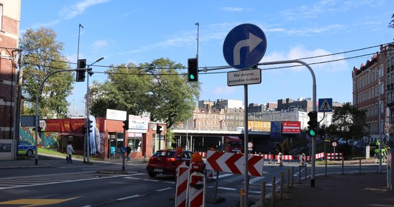 Rozpoczął się trudny czas dla kierowców w Katowicach. Od dziś zamknięty jest tam przejazd pod wiaduktem kolejowym na ul. Mikołowskiej. To jedna z najważniejszych ulic w mieście. Mieszkańcy muszą liczyć się z poważnymi utrudnieniami. 