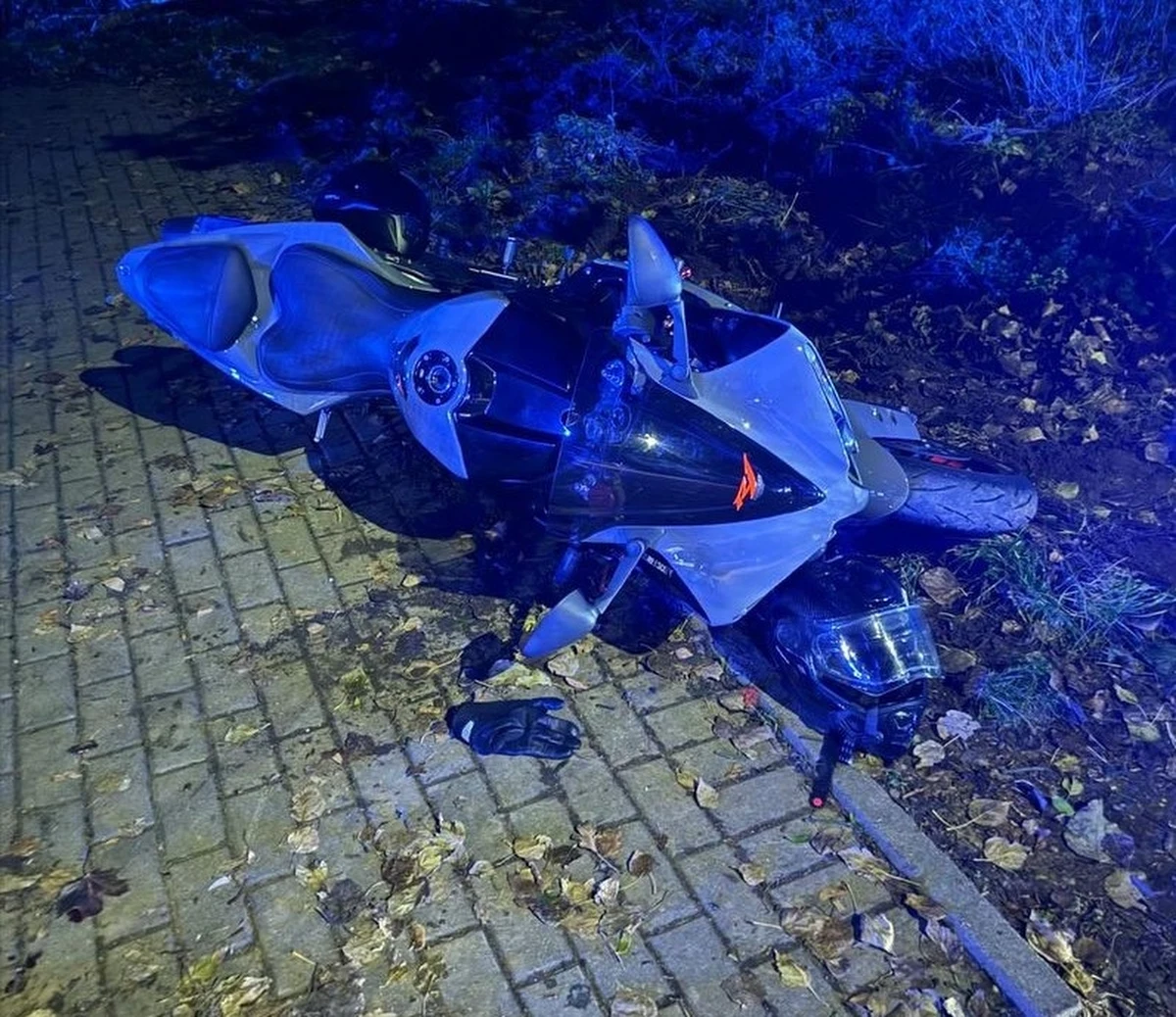 Policyjny pościg za 28-letnim motocyklistą, który nie miał prawa jazdy i nie chciał zatrzymać się do kontroli, zakończył się 10 popełnionymi wykroczeniami. Zatrzymany przez policjantów gdynianin dostał 13,5 tys. zł mandatu i 64 punkty karne. 