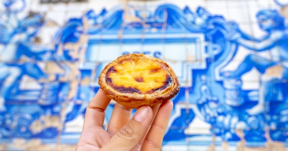 Słynne babeczki pasteis de nata, kandyzowane sardynki, suszony dorsz - to tylko niektóre smakołyki, z jakich słynie stolica Portugalii. Nic dziwnego, że to właśnie Lizbona wygrała plebiscyt "World Culinary Awards" i została okrzyknięta kulinarną perełką Europy. 