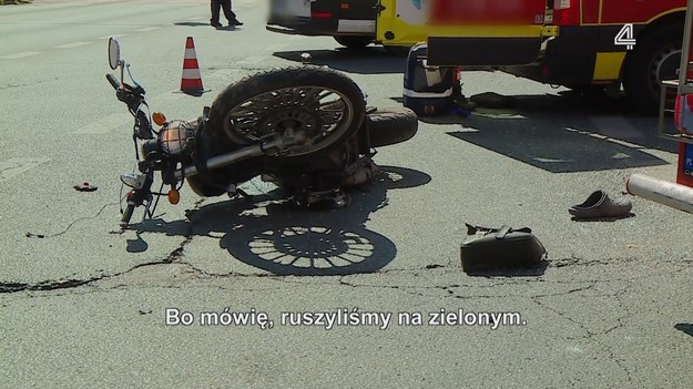 Na jednym z ruchliwych łódzkich skrzyżowań doszło do bardzo groźnego wypadku. Motocyklista uderzył w osobowe renault. Do policjantów zgłosił się świadek zdarzenia i opowiedział o tym, co widział. Następnie policja porozmawiała z kierowcą Laguny, który nie mógł się jednak wydostać z samochodu z powodu zakleszczenia się drzwi po wypadku. Moment wypadku zarejestrowała kamera miejskiego monitoringu oraz wideorejestrator zainstalowany w Renault.

(Fragment programu "Stop drogówka").
