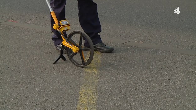 Kierowca Reanult podczas wyjeżdżania z parkingu potrącił poruszającego się na hulajnodze mężczyznę. Poszkodowany skierował się do szpitala na przeprowadzenie badań i od tego będą ważyć się losy sprawcy wypadku. 

(Fragment programu "Stop drogówka").
