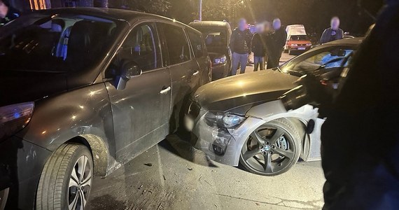 Pijana kobieta staranowała swoim bmw siedem samochodów na osiedlowym parkingu w Łodzi. Zatrzymał ją mieszkający w pobliżu policjant. 36-latka odpowie za jazdę po pijanemu i zniszczenie mienia.