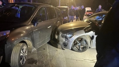 "Chciała przeparkować auto". Po pijanemu staranowała 7 samochodów