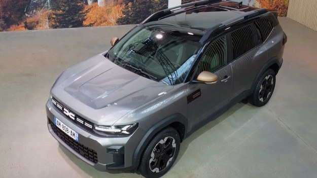 Dacia zaprezentowała wyczekiwany od wielu miesięcy model Bigster. To pięciomiejscowy suv segmentu C z obszernym wnętrzem, gigantycznym bagażnikiem i fabryczną instalacją LPG. Pierwszy raz w historii Dacii w Bigsterze pojawiły się takie elementy wyposażenia, jak np. elektryczna klapa bagażnika, aktywny tempomat, panoramiczne – otwierane i uchylane – okno dachowe czy dwustrefowa klimatyzacja z osobnymi nawiewami na tył. Ceny? Od 25 tys. euro.