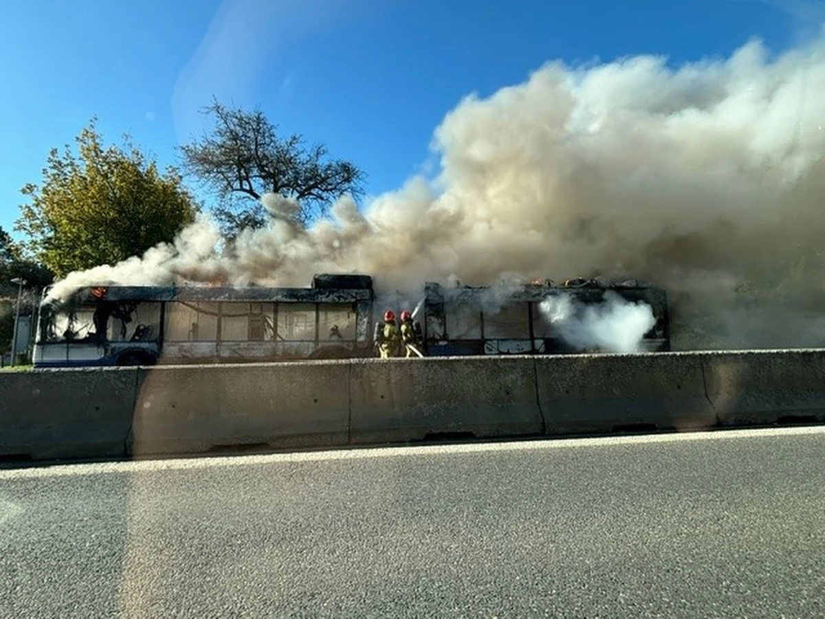 Autobus miejski linii 139 zapalił się na alei 29 Listopada, w okolicy Cmentarza Rakowickiego w Krakowie. Podróżni zdążyli opuścić pojazd. Autobus doszczętnie spłonął. 