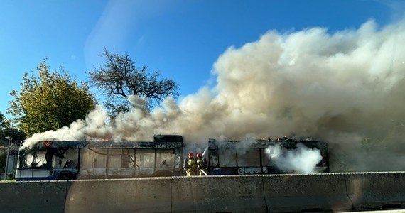 Spore utrudnienia na alei 29 Listopada w Krakowie. W okolicy Cmentarza Rakowickiego zapalił się autobus miejski linii 139. Na miejscu trwają działania służb. 