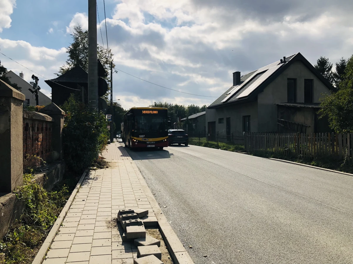 Zamiast godzinnej jazdy od dziś (7 października) jest kwadrans. Oddana kierowcom po remoncie ulica Frezjowa w Łodzi przyniosła ulgę mieszkańcom osiedla Mileszki. Roboty objęły m.in. wymianę nawierzchni i przebudowę skrzyżowania z ul. Pomorską. Wrócił też autobus miejski linii 54.