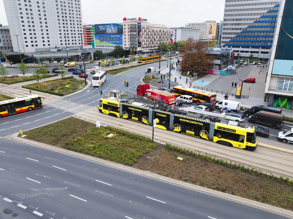 W ramach akcji "Warszawa chroni" jeden z tramwajów Pesy oklejono w specjalny sposób