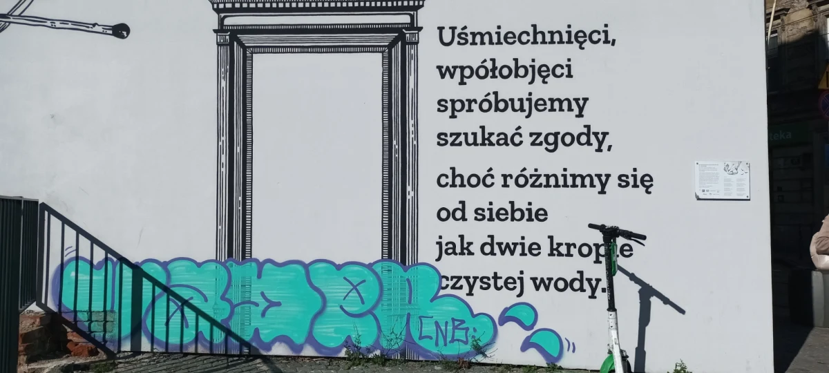Naprawimy mural Wisławy Szymborskiej w Krakowie - zapewniają przedstawiciele Fundacji Świadoma Przestrzeń, która opiekuje się malowidłem. Malowidło ścienne "Nic dwa razy" z fragmentem wiersza polskiej noblistki przy ul. Karmelickiej zostało uszkodzone około tygodnia temu. Kolorowy bohomaz pojawił się w dolnej części muralu, ale rzuca się w oczy i zaburza odbiór sztuki.