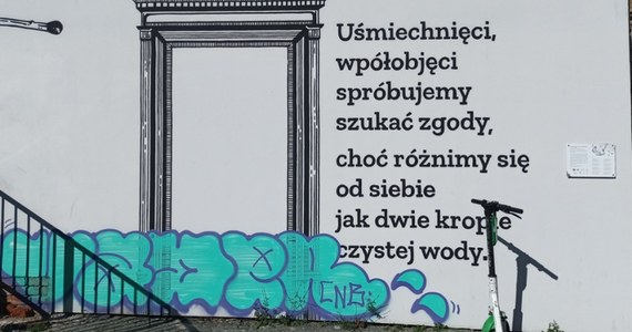 Naprawimy mural Wisławy Szymborskiej w Krakowie - zapewniają przedstawiciele Fundacji Świadoma Przestrzeń, która opiekuje się malowidłem. Malowidło ścienne "Nic dwa razy" z fragmentem wiersza polskiej noblistki przy ul. Karmelickiej zostało uszkodzone około tygodnia temu. Kolorowy bohomaz pojawił się w dolnej części muralu, ale rzuca się w oczy i zaburza odbiór sztuki.