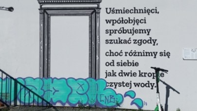 Bohomazy na muralu z wierszem Szymborskiej. Kraków chce walczyć z wandalami