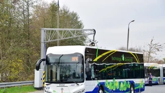 Autobus miejski w płomieniach. Czarny dym widać było z daleka