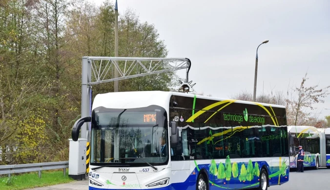 Autobus miejski w płomieniach. Czarny dym widać było z daleka